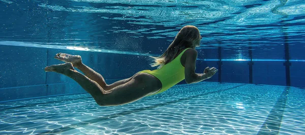 Підводний Знімок Жінки Всередині Басейну — стокове фото