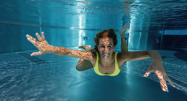 Jovem Senhora Nadando Debaixo Água Piscina — Fotografia de Stock