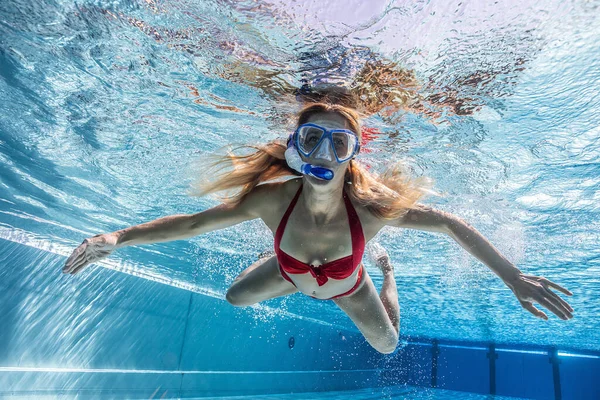 Mulher Mergulho Máscara Snorkeling Subaquático Piscina Spa Hotel — Fotografia de Stock