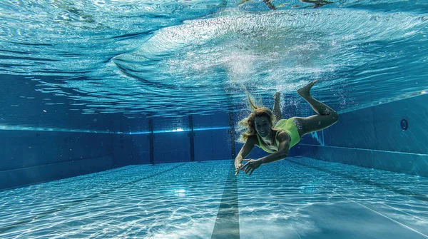 スイミング プールでの水中の女性の肖像画 — ストック写真