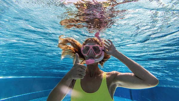 Mulher Snorkeling Máscara Mergulho Subaquático Piscina Com Polegares Para Cima — Fotografia de Stock