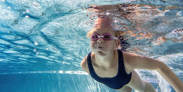 Menina Feliz Nadando Debaixo Água — Fotografia de Stock