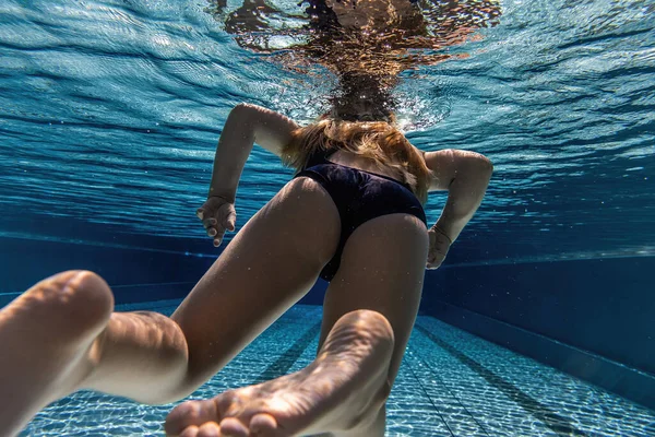 Criança Subaquática Nadando Piscina Baleado Por Trás — Fotografia de Stock