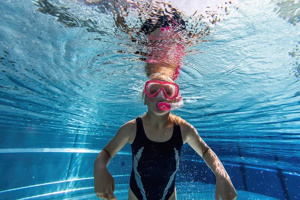 Underwater Young Girl Divertir Piscina Com Snorkel Verão Férias Fun — Fotografia de Stock