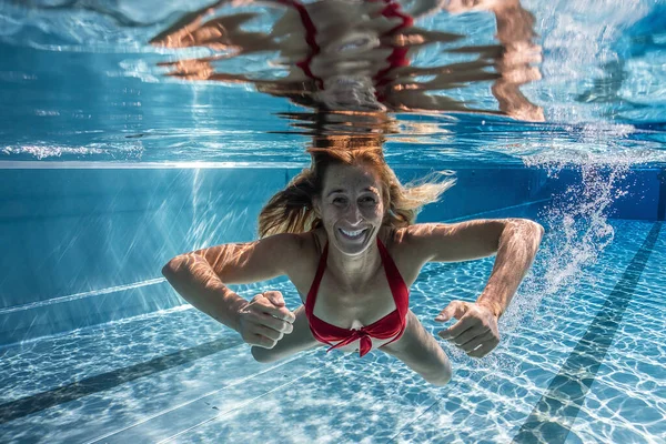 Mulher Sexy Vestindo Biquíni Subaquático Piscina Férias Diversão Spa Resort — Fotografia de Stock