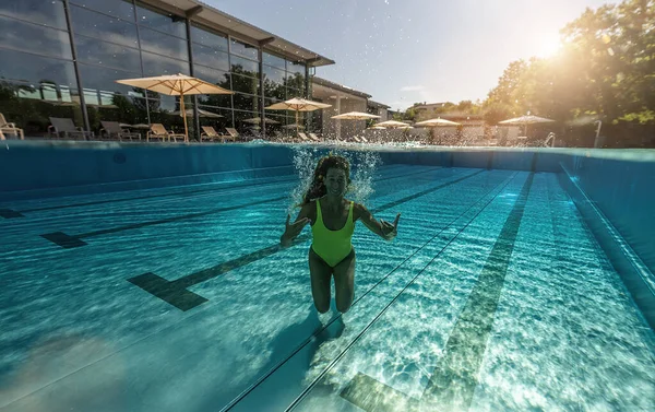 Meia Imagem Subaquática Uma Mulher Nadando Piscina Hotel Estância Termal — Fotografia de Stock