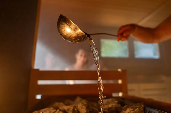 Człowiek Wylewa Wodę Gorący Kamień Metalowym Spo Saunie Grupą Ludzi — Zdjęcie stockowe