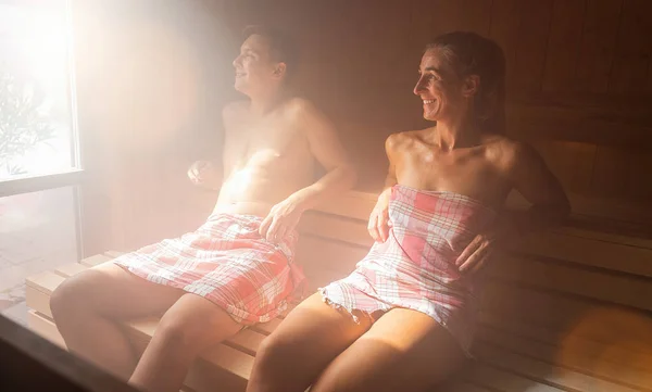 Glückliches Paar Beim Gemeinsamen Saunagang Wellnessbereich Dampf Salon Spa Und — Stockfoto