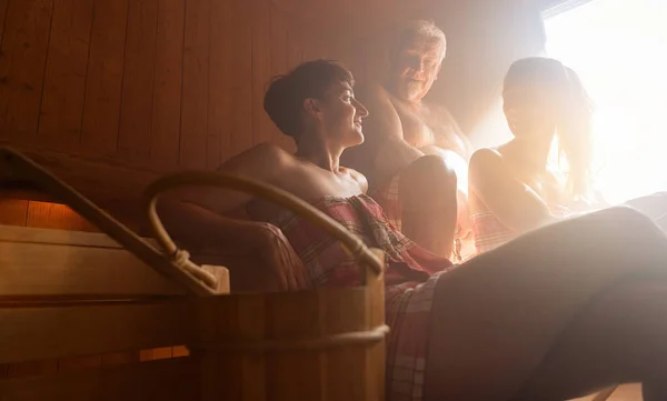 Drei Glückliche Menschen Der Sauna Gespräch — Stockfoto
