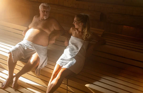 Paar Wellness Spa Entspannt Finnischer Holzsauna — Stockfoto