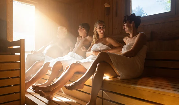 Pessoas Sauna Relaxando Mantendo Saudável Luz Dramática Com Vapor Spa — Fotografia de Stock