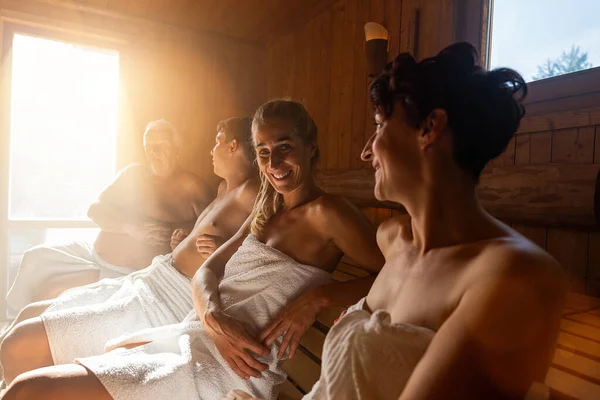 Pessoas Relaxando Suando Sauna Quente Envolto Toalha Interior Sauna Finlandesa — Fotografia de Stock