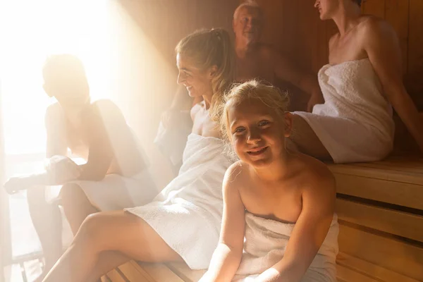 Pareja Feliz Disfrutando Sauna Juntos Spa Vapor Sala Saun Spa — Foto de Stock