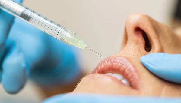 Operasi Plastik Wanita Muda Menerima Penuaan Wajah Injeksi Bibir Klinik — Stok Foto