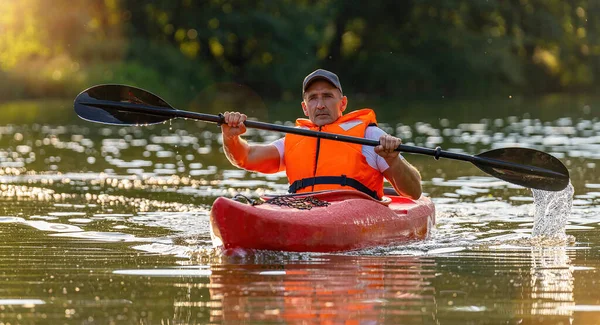 Starszy Kayaker Rzece Kayak Water Sports Koncepcja Obrazu — Zdjęcie stockowe