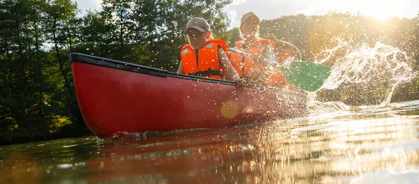 川のカヌーで母親と父親と子供 子供のためのサマーキャンプ カヤックや家族とカヌー カヌーの子供たち カヤックに乗っている家族 夏休みの野生の自然と水の楽しみ — ストック写真