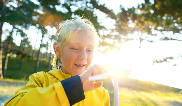 Jeune Enfant Tenant Jouant Avec Modèle Éolienne Coucher Soleil Forêt — Photo