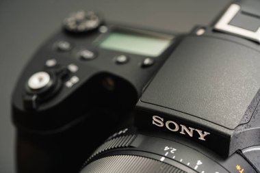 BERLİN, ALMANLIK 2019: Sony Logo ile SONY Siber-Çekim DSC-RX10 M4