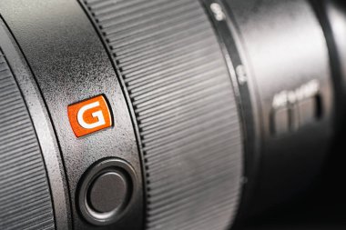 BERLİN, ALMANLIK 2019: Sony G Master lenslerinin yakın çekimi Yeni Sony Alfa 7R IV aynasız kamera