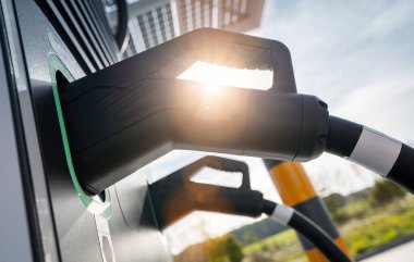 EV şarj istasyonunda DC CCS tip 2 EV konnektörlü modern hızlı 300KW hiperşarj cihazı veya hibrit PHEV otomobiller için Supercharger. Elektrohareketlilik konsepti görüntüsü için yükle.