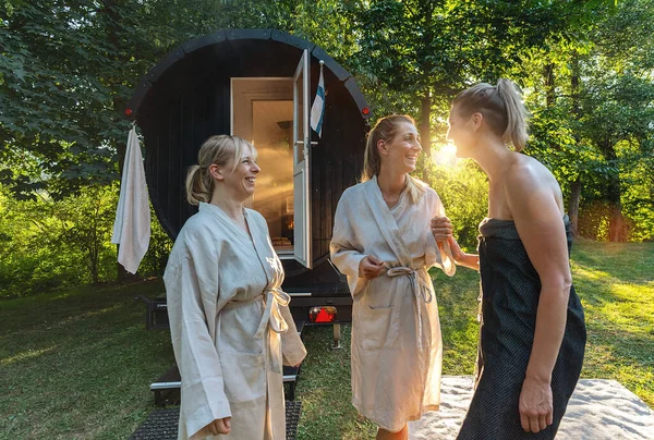 Três Namoradas Conversando Frente Uma Sauna Barril Madeira Verão Norway — Fotografia de Stock