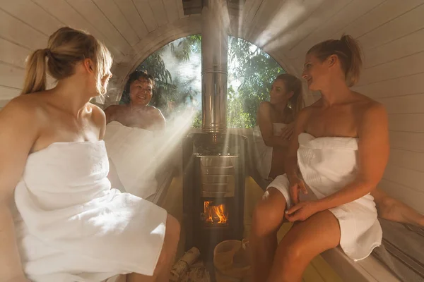 Freundinnen Sitzen Mit Handtüchern Einer Heißen Holzfass Sauna Norwegen Sie — Stockfoto