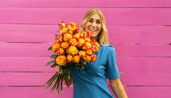 Attraktive Frau Blauer Robe Mit Einem Strauß Rosenblumen Holz Rosa — Stockfoto