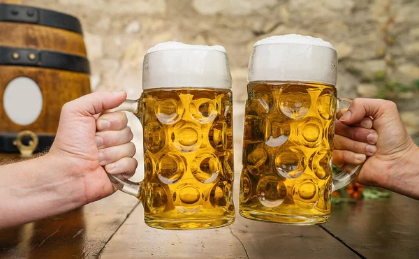 Dos Manos Brindando Con Vasos Con Cerveza Alemana Barril Madera — Foto de Stock