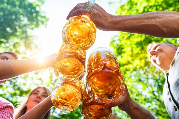 Grupo Felices Amigos Bávaros Bebiendo Brindando Cerveza Oktoberfest Festival Folclórico — Foto de Stock