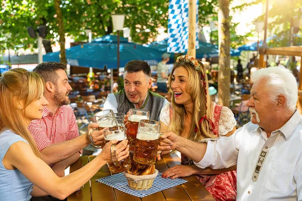 Groupe Personnes Dans Bon Tracht Toasting Boire Dans Jardin Bière — Photo