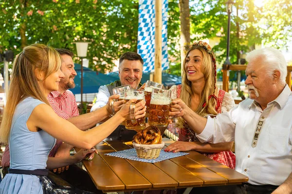Personnes Dans Bon Tracht Toasting Boire Dans Jardin Bière Bavaroise — Photo