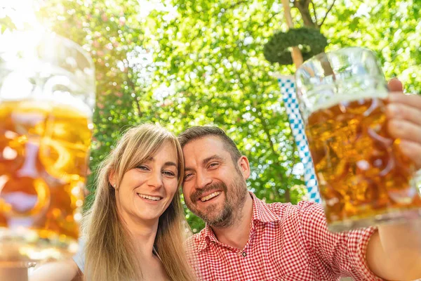Pareja Feliz Mirando Sonriendo Cámara Tostadas Tazas Cerveza Jardín Cerveza — Foto de Stock