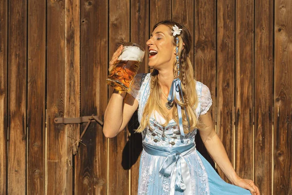 Frau Beim Oktoberfest Bayerischer Tracht Trinkt Bier Aus Einem Riesigen — Stockfoto