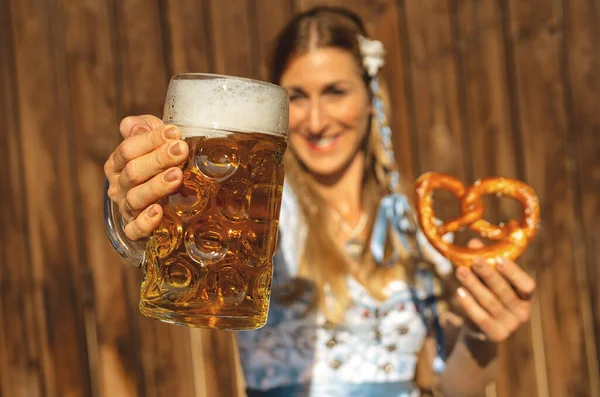 Mujer Feliz Brindis Con Enorme Taza Cerveza Tradicional Tracht Bávaro — Foto de Stock