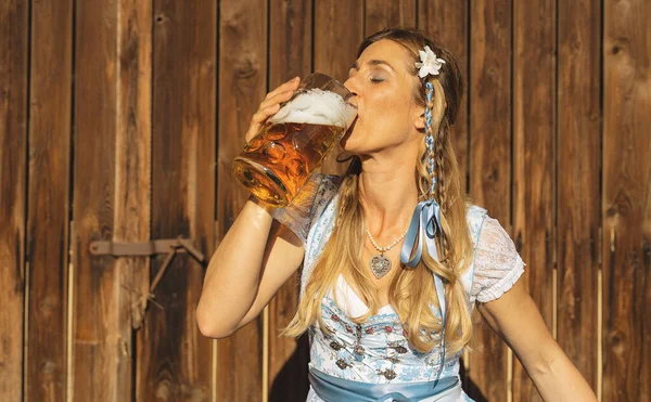 Mädchen Tracht Trinken Bier Aus Einem Riesigen Becher Bayerischen Biergarten — Stockfoto