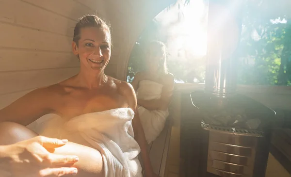 Uvolněná Žena Dřevěné Sudové Sauny Létě Norsku Lidé Jsou Odpočatí Royalty Free Stock Fotografie