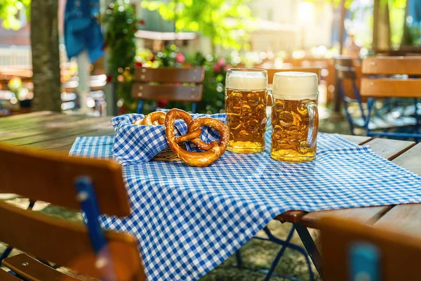 Tazas Cerveza Con Pretzels Frescos Brezen Oktoberfest Munich Alemania — Foto de Stock