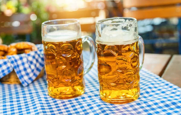 Deutsche Bierkrüge Biergarten Sommer München — Stockfoto