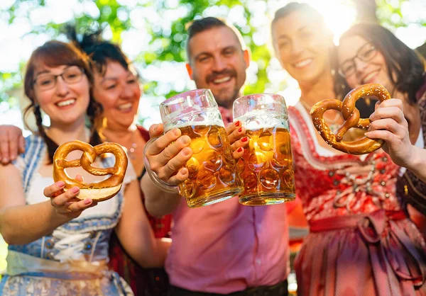 Amigos Tracht Dirndl Lederhosen Divirtiéndose Bebiendo Cerveza Comiendo Pretzels Beer — Foto de Stock