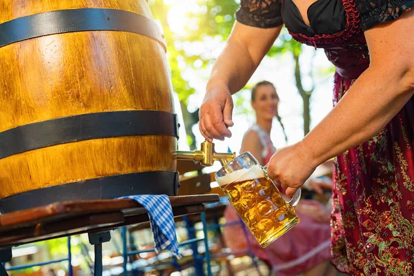 Bayerische Kellnerin Tracht Dirndl Schüttet Biergarten Ein Großes Lagerbier Aus — Stockfoto
