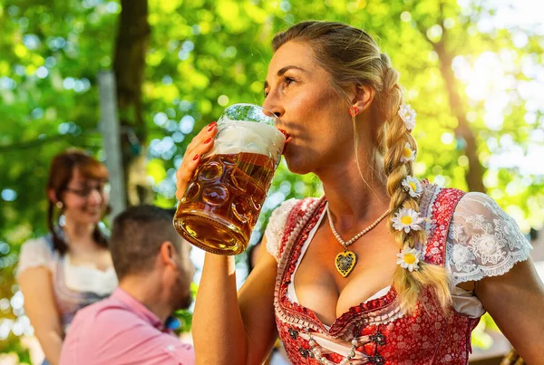 Freunde Mädchen Und Mann Die Sich Biergarten Mit Bierkrug Und — Stockfoto