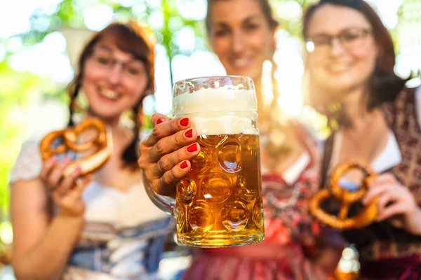 Frau Stößt Mit Glas Bier Mit Freundinnen Bayerischen Biergarten Oder — Stockfoto