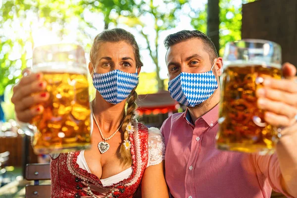Couple Regardant Avec Masque Facial Caméra Détenant Mug Verres Bière — Photo