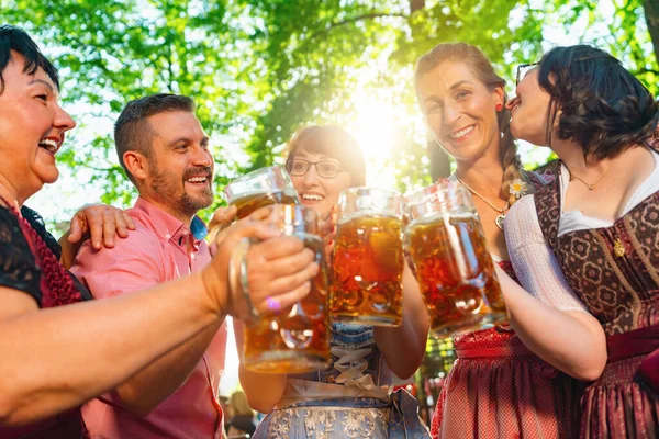 Biergarten Bayern Freunde Tracht Dindl Und Lederhosen Und Dirndl Bayerischen — Stockfoto