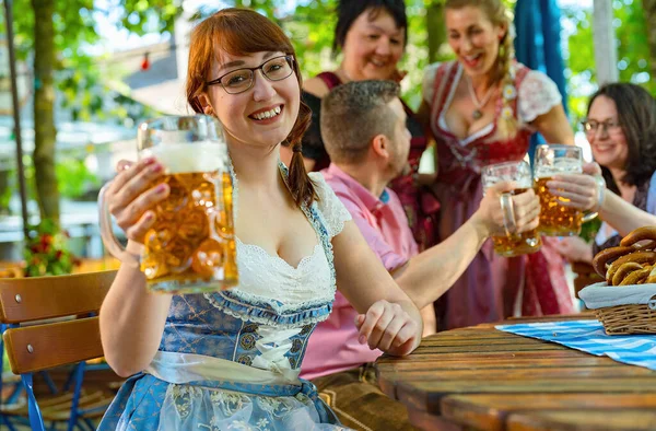 Freunde Bayerischen Biergarten Oder Oktoberfest Trinken Sommer — Stockfoto