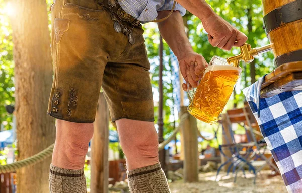 Hombre Bávaro Pantalones Cuero Está Vertiendo Una Gran Cerveza Lager — Foto de Stock