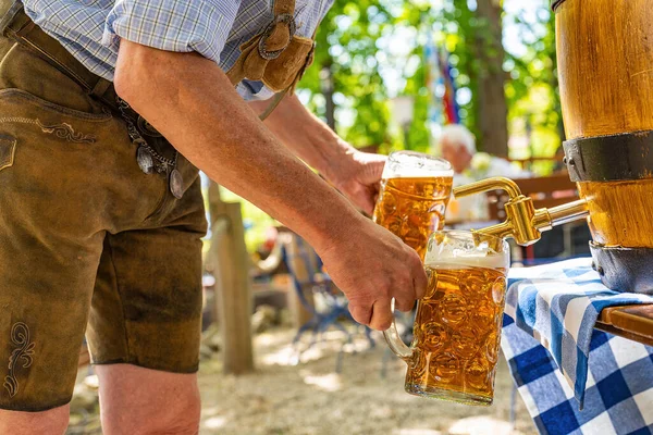 Bayerischer Mann Lederhosen Schüttet Biergarten Aus Einem Holzbierfass Große Lagerbiere — Stockfoto