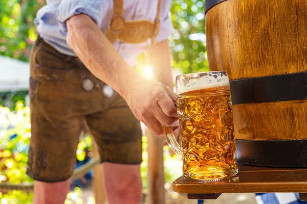 Bayerischer Mann Traditioneller Lederhose Stellt Frisch Gegossenes Lagerbier Auf Den — Stockfoto