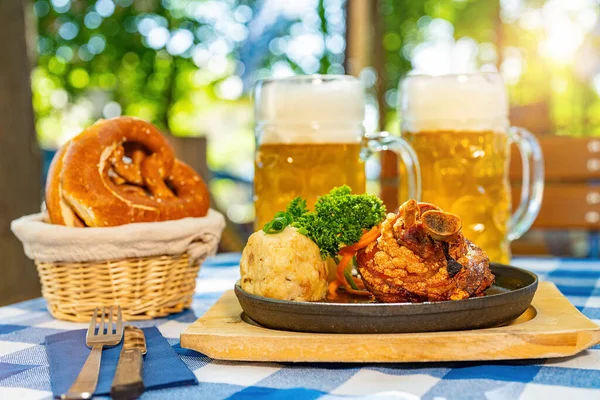 Schweinshaxe Traditionelle Bayerische Küche Mit Gebratenem Schweinshaxe Mit Kartoffelknödel Brezen — Stockfoto