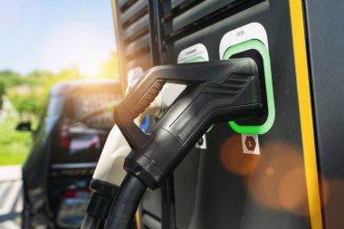 EV şarj istasyonunda DC CCS tip 2 EV konnektörlü modern hızlı 300KW hiperşarj cihazı veya hibrit PHEV otomobiller için Supercharger. Fiş ve Şarj konsepti resmi.
